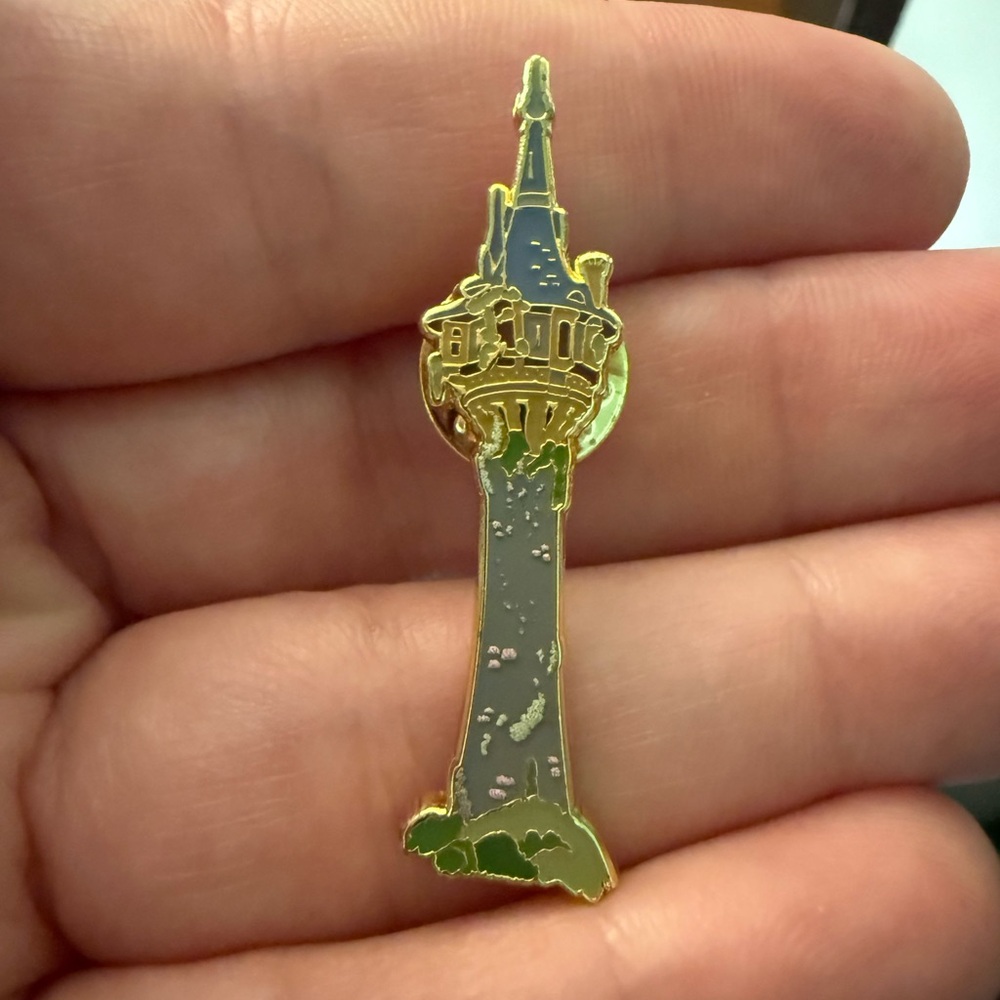 Disney princess castle pin- Rapunzel